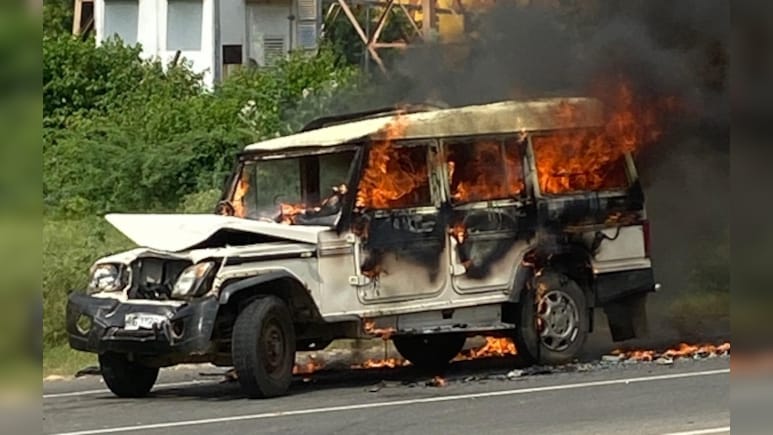 Rajasthan Accident : बाइक पर सवार 6 लोगों को कार ने मारी टक्कर, 3 की मौत; लोगों ने कार में लगाई आग Rajasthan Accident : बाइक पर सवार 6 लोगों को कार ने मारी टक्कर, 3 की मौत; लोगों ने कार में लगाई आग