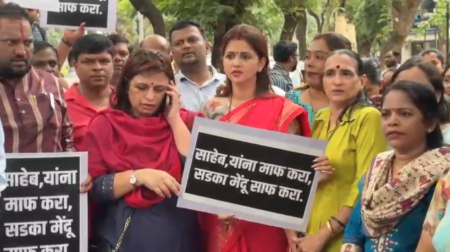 राहुल गांधी के कार्यक्रम में उद्धव ठाकरे पीछे बैठे आए थे नजर, शिंदे की शिवसेना ने आंदोलन कर कसा तंज