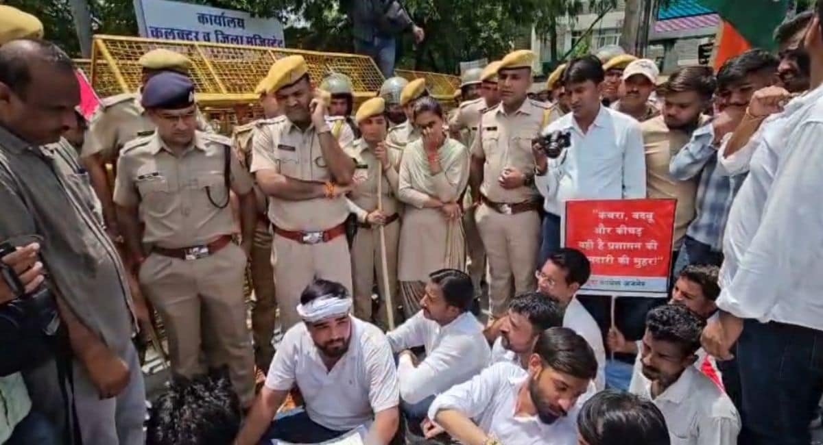 धरने पर बैठे युवा कांग्रेस के सदस्य. धरने पर बैठे युवा कांग्रेस के सदस्य.
