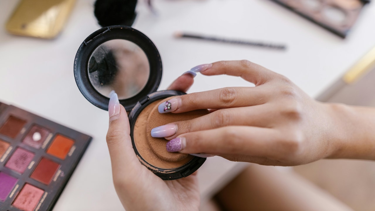 loose powders can sometimes give a softer, blurred look. But compacts provide convenience and better coverage