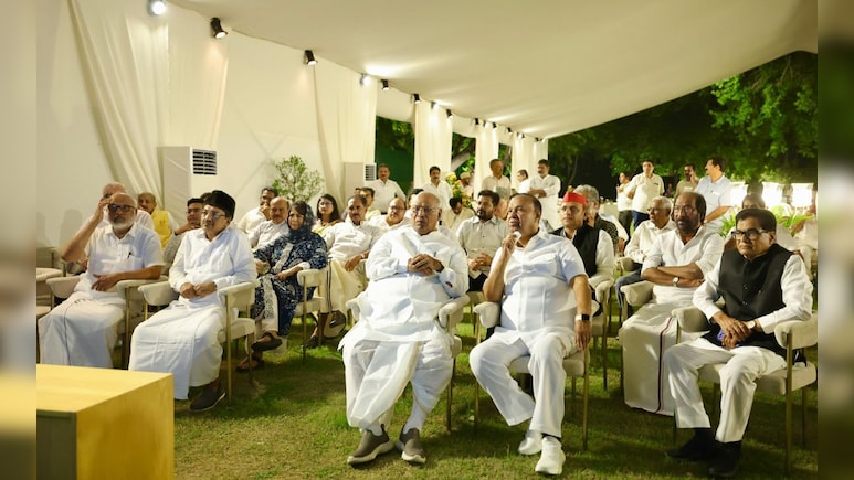 India Alliance News: इंडियाच्या बैठकीत उद्धव ठाकरेंचा अपमान? सहाव्या रांगेत स्थान दिल्याने चर्चांना उधाण