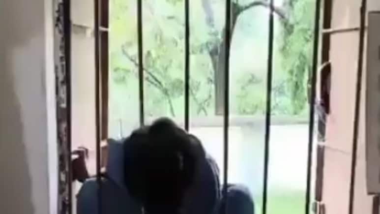 रातभर स्कूल में बंद रही छात्रा... खिड़की से निकलने की कोशिश तो रॉड में फंसा सिर, प्रधानाध्यापक निलंबित