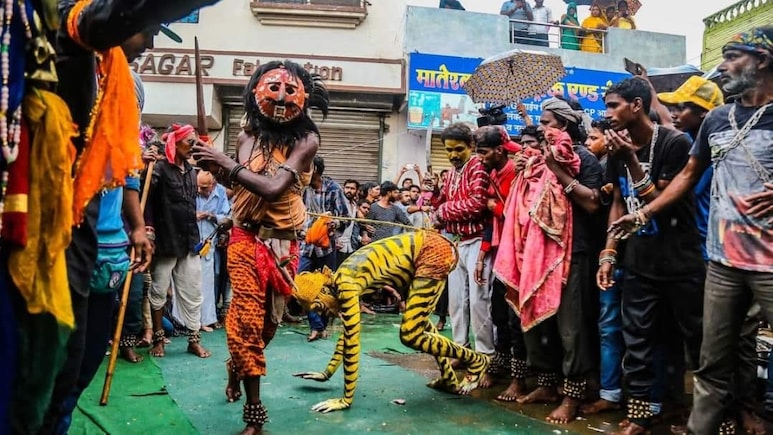 राखी के बाद राजस्थान में शुरू हुई गवरी, 40 दिन तक दिखेगी दुनिया के प्राचीन नृत्य की झलक राखी के बाद राजस्थान में शुरू हुई गवरी, 40 दिन तक दिखेगी दुनिया के प्राचीन नृत्य की झलक