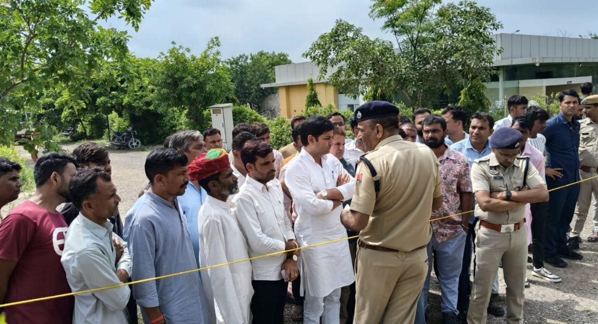 मौके आसपास के लोगों को समझाते पुलिस के अधिकारी. मौके आसपास के लोगों को समझाते पुलिस के अधिकारी.