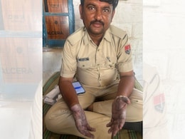 जैसलमेर के पुलिस कांस्टेबल के साहस की हो रही चर्चा... तेजाब से झुलसे हाथ और वर्दी, सुसाइड कर रहे युवक की बचाई जान जैसलमेर के पुलिस कांस्टेबल के साहस की हो रही चर्चा... तेजाब से झुलसे हाथ और वर्दी, सुसाइड कर रहे युवक की बचाई जान