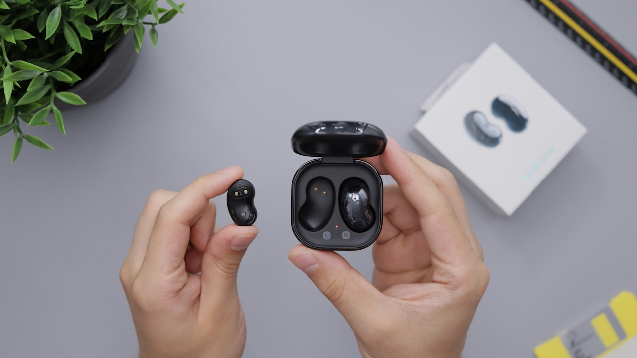 Bring Top Noise-Cancelling Earbuds for Distraction-Free Audiobook Enjoyment