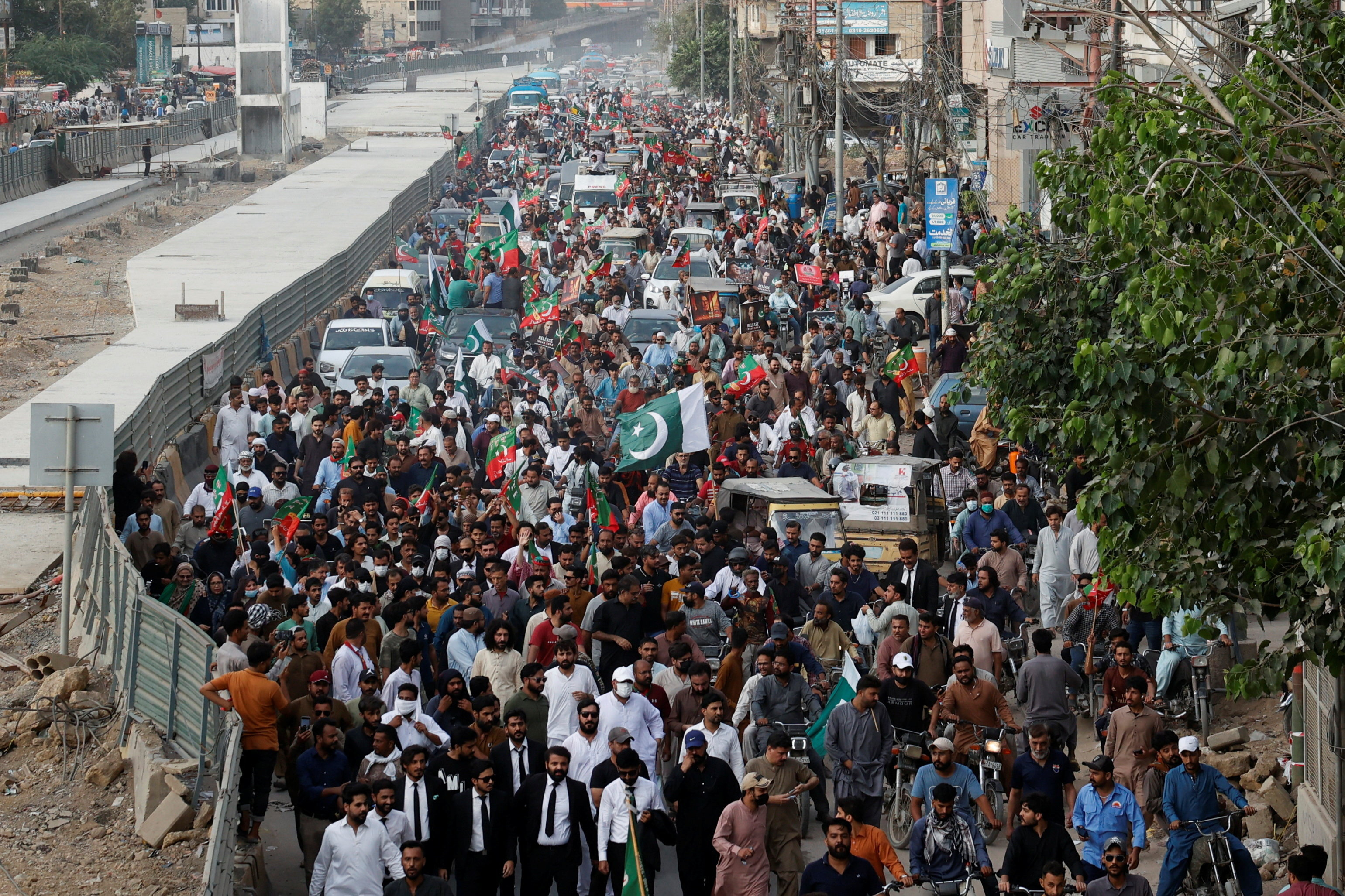 Pakistan Police Arrests Over 200 Protestors Demanding Imran Khan's Release