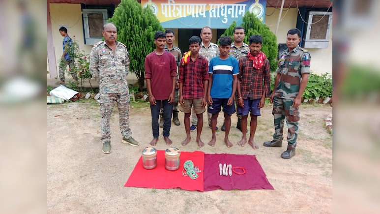Anti naxal Operation: नक्सलियों की बड़ी साजिश फिर हुई नाकाम, फटने से पहले तीन IED बम बरामद, 4 नक्सली गिरफ्तार Anti naxal Operation: नक्सलियों की बड़ी साजिश फिर हुई नाकाम, फटने से पहले तीन IED बम बरामद, 4 नक्सली गिरफ्तार