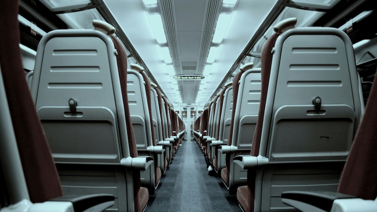 Flying Soon? Here Is How To Pick Between A Window Seat And An Aisle Seat