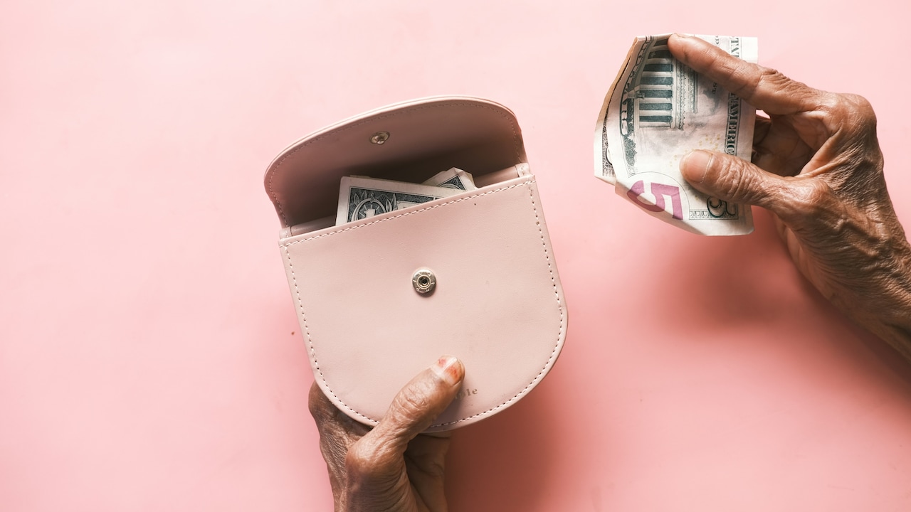 Get A Sleek Wallet For Women To Carry Your Money Safely