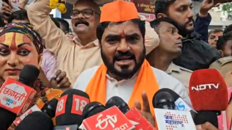 Pune Dargah Controversy : पुण्यात हिंदुत्ववादी संघटनांचे आक्रमक आंदोलन, अनधिकृत दर्गा हटवण्यासाठी अल्टीमेटम Pune Dargah Controversy : पुण्यात हिंदुत्ववादी संघटनांचे आक्रमक आंदोलन, अनधिकृत दर्गा हटवण्यासाठी अल्टीमेटम