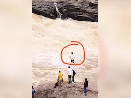 ओडिशा: दुदुमा झरने पर रील बनाते वक्त बहा यूट्यूबर, लापता को बचाने पहुंची पुलिस लेकिन...