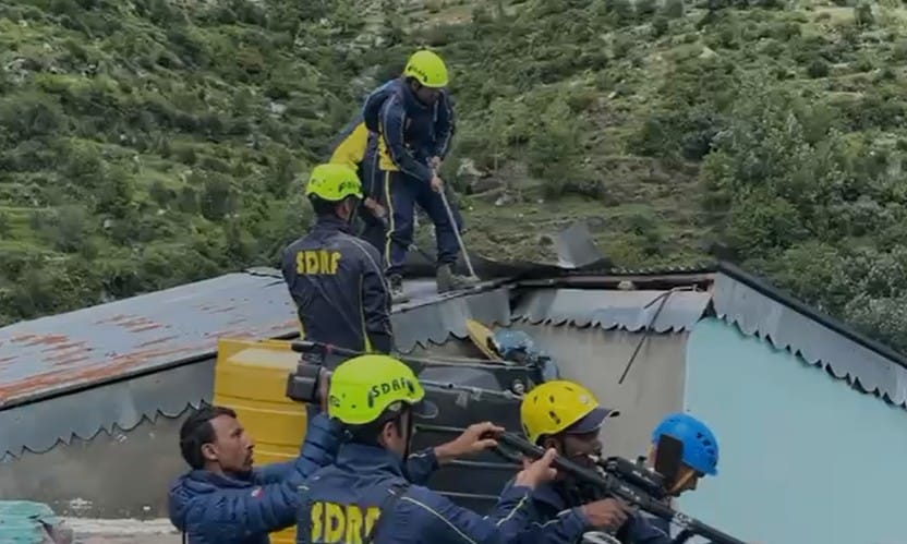धराली में मलबे के नीचे से जिंदगी की तलाश में जुटे SDRF के जवान. धराली में मलबे के नीचे से जिंदगी की तलाश में जुटे SDRF के जवान.