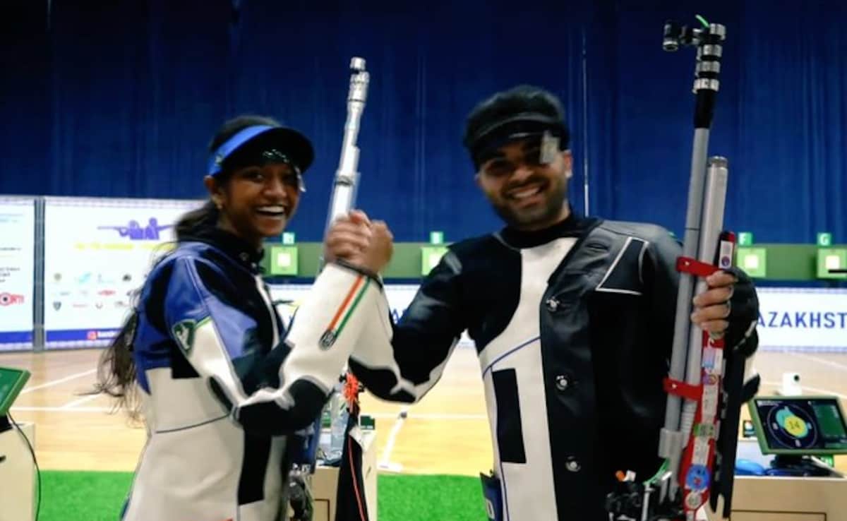 Arjun Babuta-Elavenil Valarivan Pair Bags 10m Air Rifle Mixed Team Gold