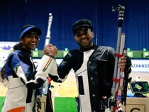 Arjun Babuta-Elavenil Valarivan Pair Bags 10m Air Rifle Mixed Team Gold