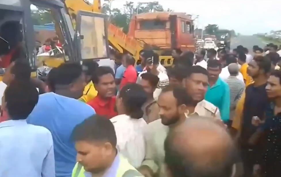 हादसे की शिकार हुई बस को क्रेन के जरिए सड़क से साइट किया गया. हादसे की शिकार हुई बस को क्रेन के जरिए सड़क से साइट किया गया.