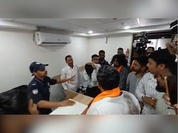 Raj Thackeray&#039;s Partymen Storm Nagpur Bank, Assault Employee