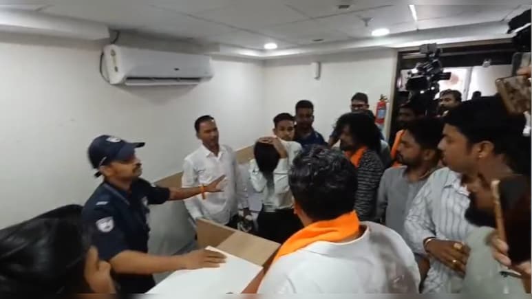 Raj Thackeray's Partymen Storm Nagpur Bank, Assault Employee Raj Thackeray's Partymen Storm Nagpur Bank, Assault Employee