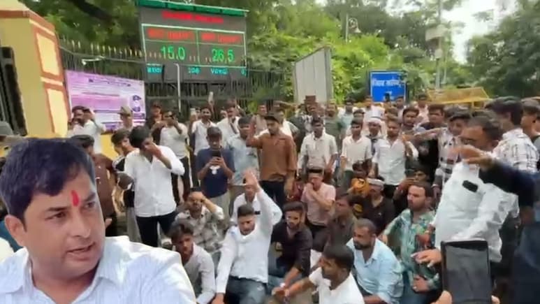 कोटा में नरेश मीणा के समर्थकों का विरोध प्रदर्शन, रिहाई की मांग के साथ मांगा शिक्षा मंत्री का इस्तीफा कोटा में नरेश मीणा के समर्थकों का विरोध प्रदर्शन, रिहाई की मांग के साथ मांगा शिक्षा मंत्री का इस्तीफा
