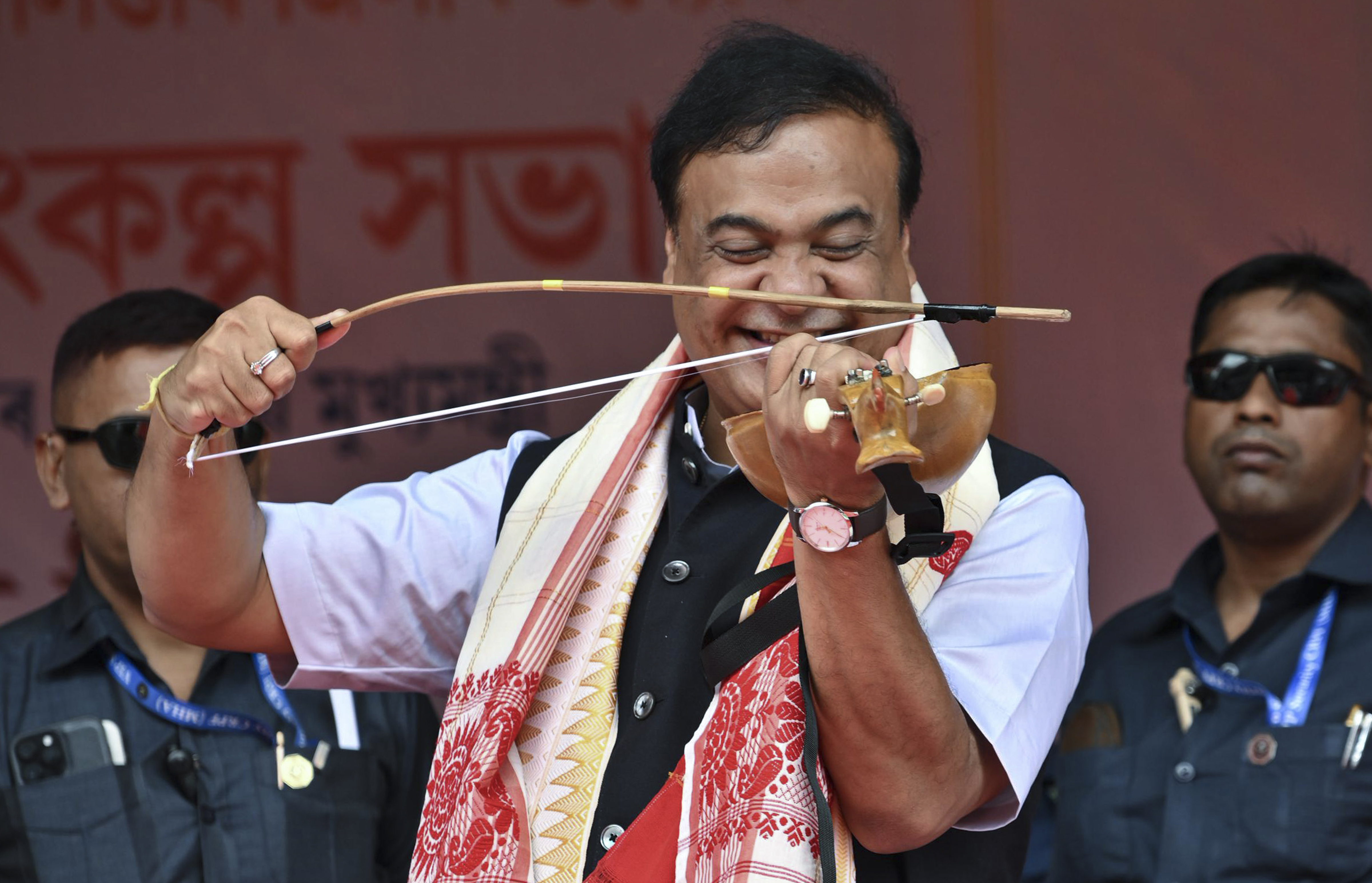 मामा लव यू... कार्यक्रम में जब बच्चियों ने लुटाया असम के सीएम हिमंत बिस्‍वा सरमा पर प्‍यार