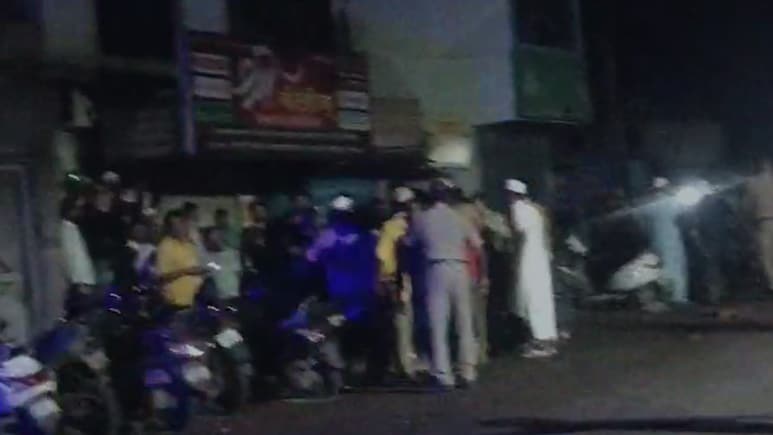 पथराव, वाहनों में तोड़फोड़... कोल्हापुर में दो गुटों में झड़प, कई लोग घायल पथराव, वाहनों में तोड़फोड़... कोल्हापुर में दो गुटों में झड़प, कई लोग घायल