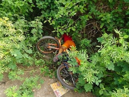 Rajasthan: झालावाड़ में साइकिल चलाता बच्चा गिरा पानी के गड्ढे में, करंट लगने से दर्दनाक मौत  Rajasthan: झालावाड़ में साइकिल चलाता बच्चा गिरा पानी के गड्ढे में, करंट लगने से दर्दनाक मौत
