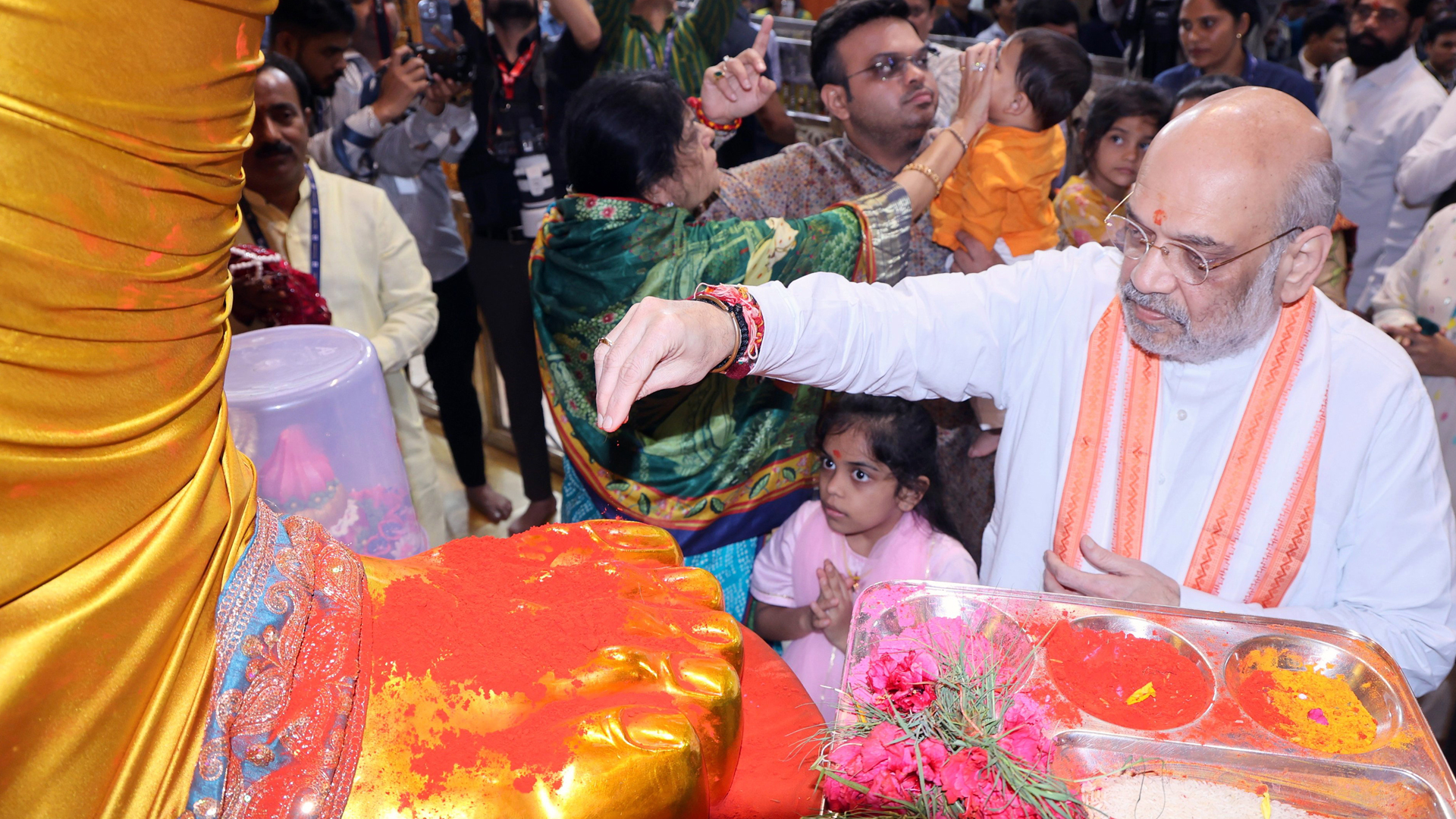 Home Minister Amit Shah Visits Ganesh Pandal At Lalbuagcha Raja