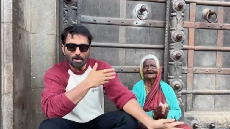 बुजुर्ग महिला की सुरीली आवाज में खोए सोनू सूद, वीडियो शेयर कर बोले- 'हुनर तो सभी में होता है'