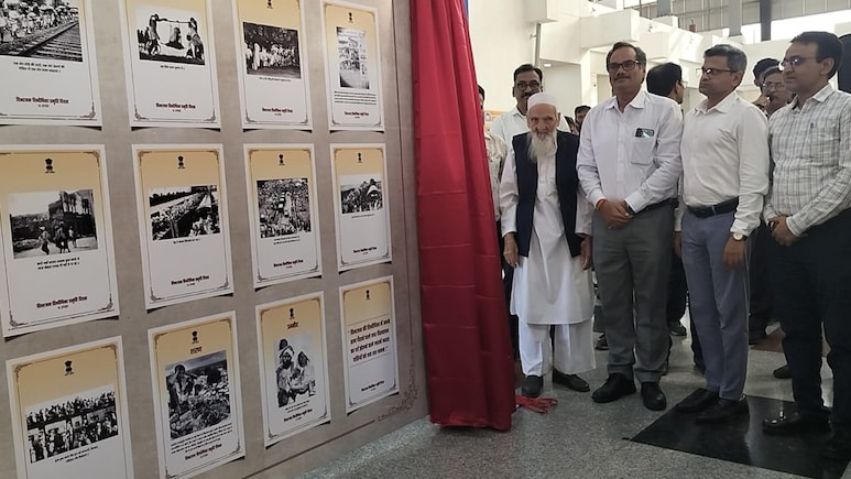 DRM Bhopal: स्वतंत्रता सेनानी द्वारा प्रदर्शनी का अनावरण; RKMP में दिखीं विभाजन की यादें DRM Bhopal: स्वतंत्रता सेनानी द्वारा प्रदर्शनी का अनावरण; RKMP में दिखीं विभाजन की यादें
