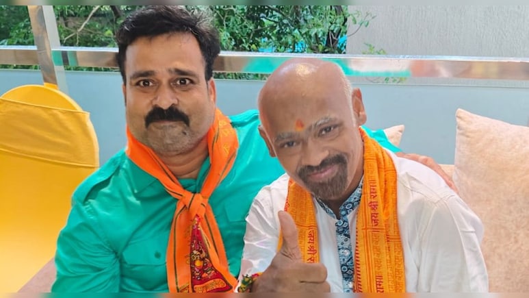 अपने फैन से भोजपुरी सीख रहे हैं पूर्व क्रिकेटर विनोद कांबली, बनारस से गंगाजल लेकर मुंबई पहुंचा 'बादल' अपने फैन से भोजपुरी सीख रहे हैं पूर्व क्रिकेटर विनोद कांबली, बनारस से गंगाजल लेकर मुंबई पहुंचा 'बादल'