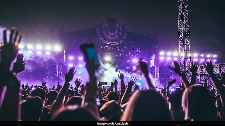 Chinese Rapper Stops Live Show To Help Woman Capture Man Who Harassed Her: "Let's go catch him" Chinese Rapper Stops Live Show To Help Woman Capture Man Who Harassed Her: "Let's go catch him"