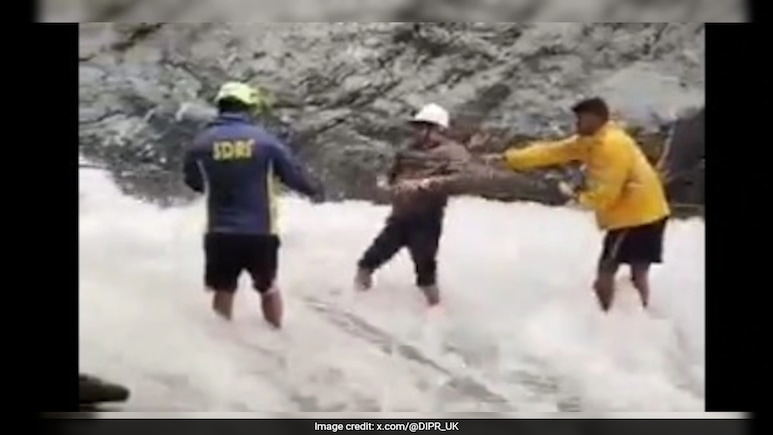 Watch: Engineers Cross Raging River To Restore Power In Uttarkashi After Cloudburst Watch: Engineers Cross Raging River To Restore Power In Uttarkashi After Cloudburst
