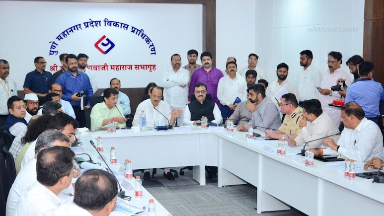 Pune News : चाकण भागातील वाहतूक कोंडी कशी दूर होणार? अजित पवारांनी सांगितला उपाय