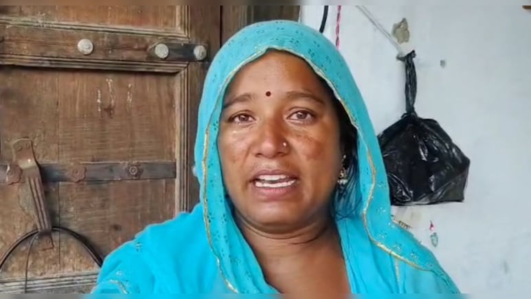 टेस्‍ट में कम नंबर आने पर टीचर ने छात्र को पीटा, धरने पर बैठ गई मां