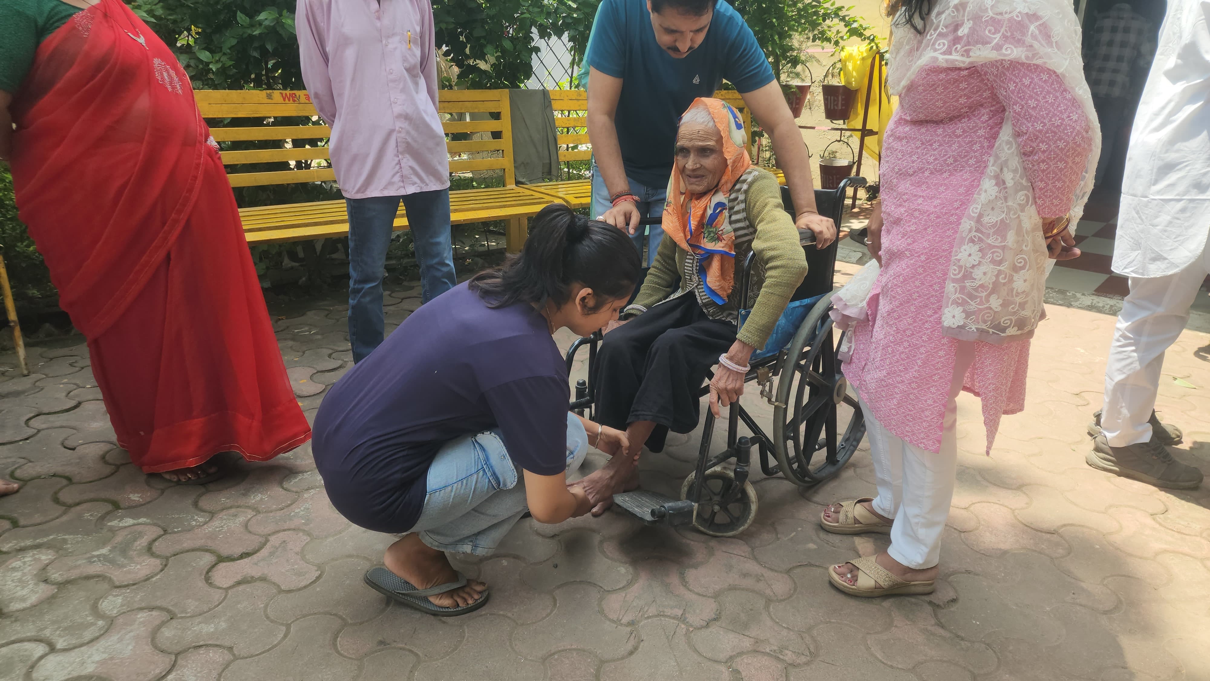 अपनों ने ठुकराया, गैरों ने अपनाया: विदिशा की गेंदा बाई की कहानी जो रिश्तों को आईना दिखाती है अपनों ने ठुकराया, गैरों ने अपनाया: विदिशा की गेंदा बाई की कहानी जो रिश्तों को आईना दिखाती है
