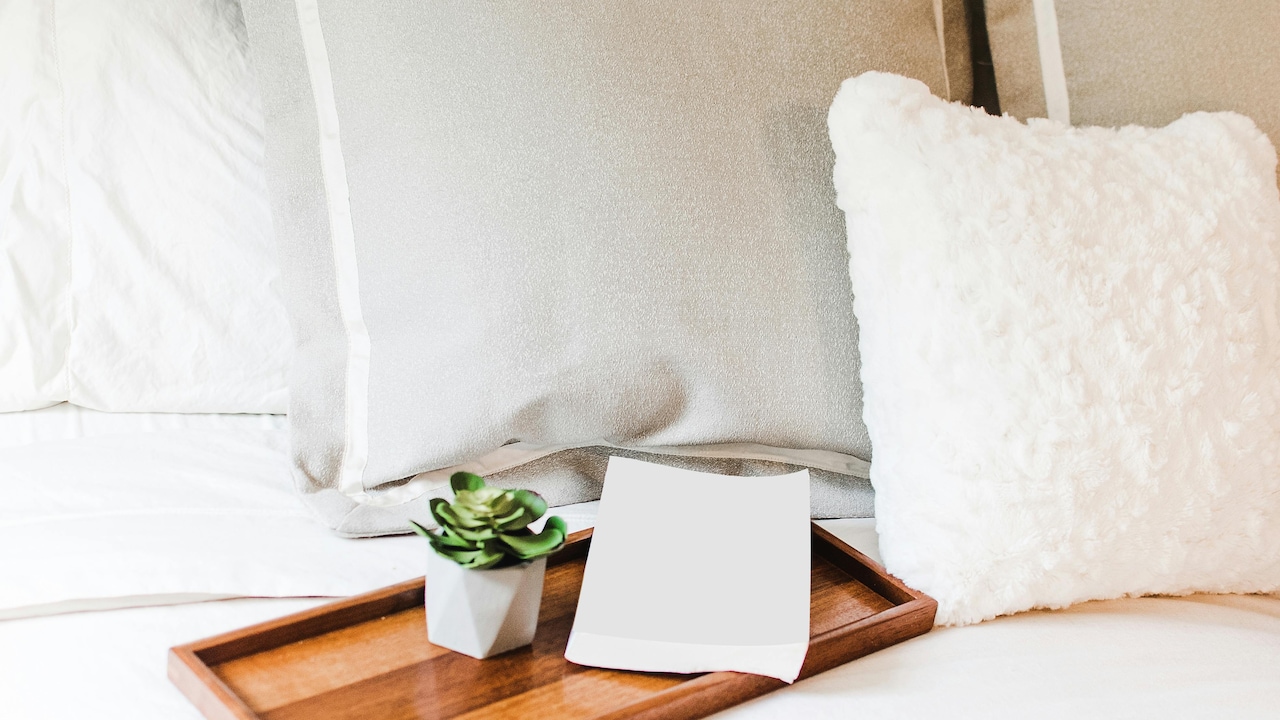 How To Pick The Perfect Pillow Set For Luxury Sleep Without Overspending