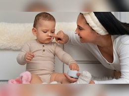 क्या बच्चा और आप एक ही मॉइस्चराइजर इस्तेमाल कर सकते हैं? जरूर सुन लें स्किन के डॉक्टर की ये बात क्या बच्चा और आप एक ही मॉइस्चराइजर इस्तेमाल कर सकते हैं? जरूर सुन लें स्किन के डॉक्टर की ये बात