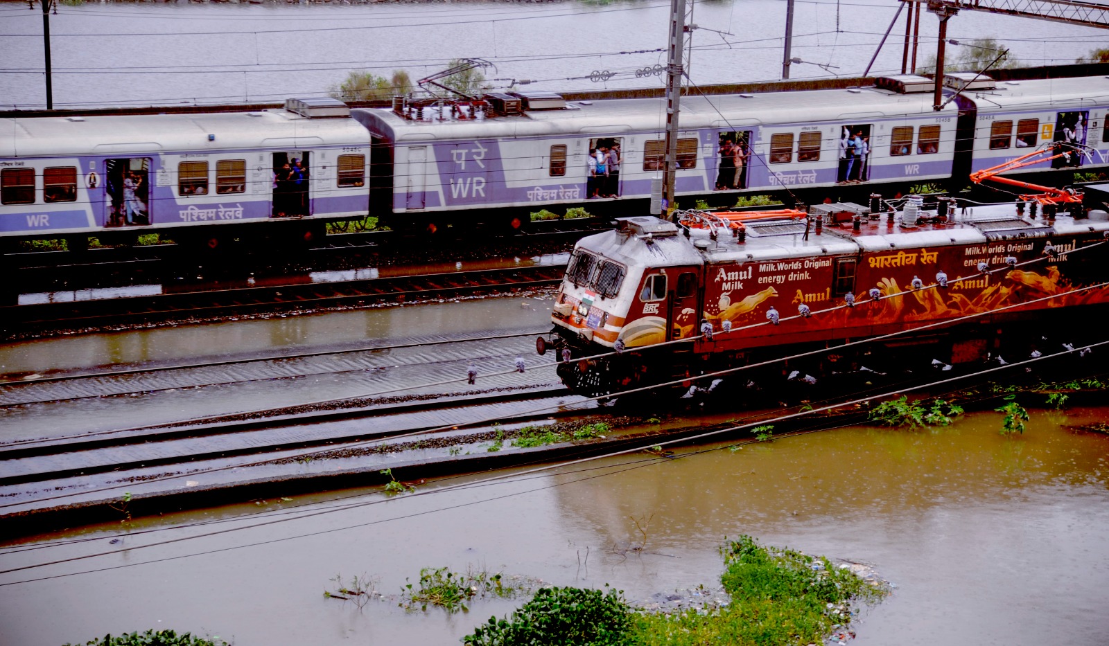 मुंबई की बारिश से 100 से ज्यादा लोकल ट्रेन रदद्, पश्चिम रेलवे की इन गाड़ियों का बदला गया रूट