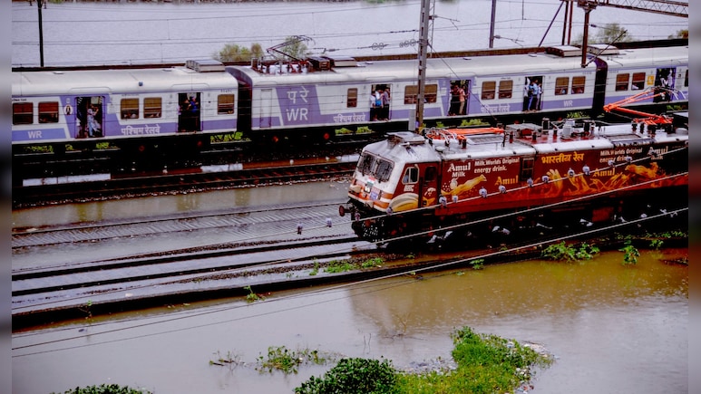 मुंबई की बारिश से 100 से ज्यादा लोकल ट्रेन रदद्, पश्चिम रेलवे की इन गाड़ियों का बदला गया रूट