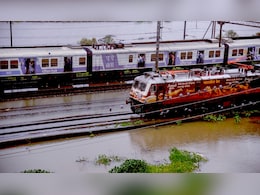 मुंबई की बारिश से 100 से ज्यादा लोकल ट्रेन रदद्, पश्चिम रेलवे की इन गाड़ियों का बदला गया रूट मुंबई की बारिश से 100 से ज्यादा लोकल ट्रेन रदद्, पश्चिम रेलवे की इन गाड़ियों का बदला गया रूट