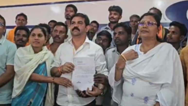 Bijapur: वन विभाग पर खेती करने से रोकने का आरोप, कलेक्टर को दी लिखित शिकायत, किसानों ने विधायक को सुनाई समस्या Bijapur: वन विभाग पर खेती करने से रोकने का आरोप, कलेक्टर को दी लिखित शिकायत, किसानों ने विधायक को सुनाई समस्या