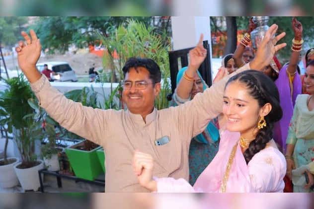 अपने पापा के साथ मणिका अपने पापा के साथ मणिका