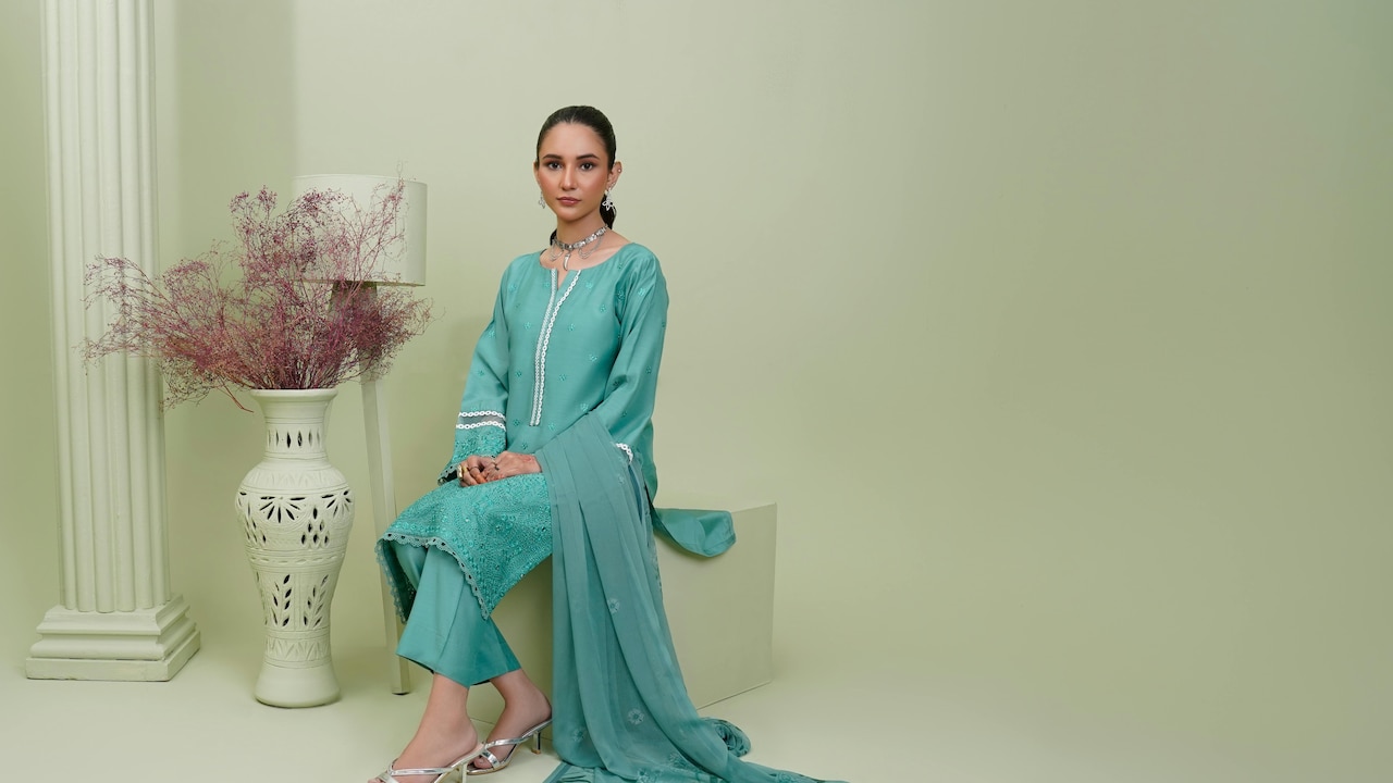 Explore latest Ethnic Wear Collections For Women This Right To Fashion Sale 