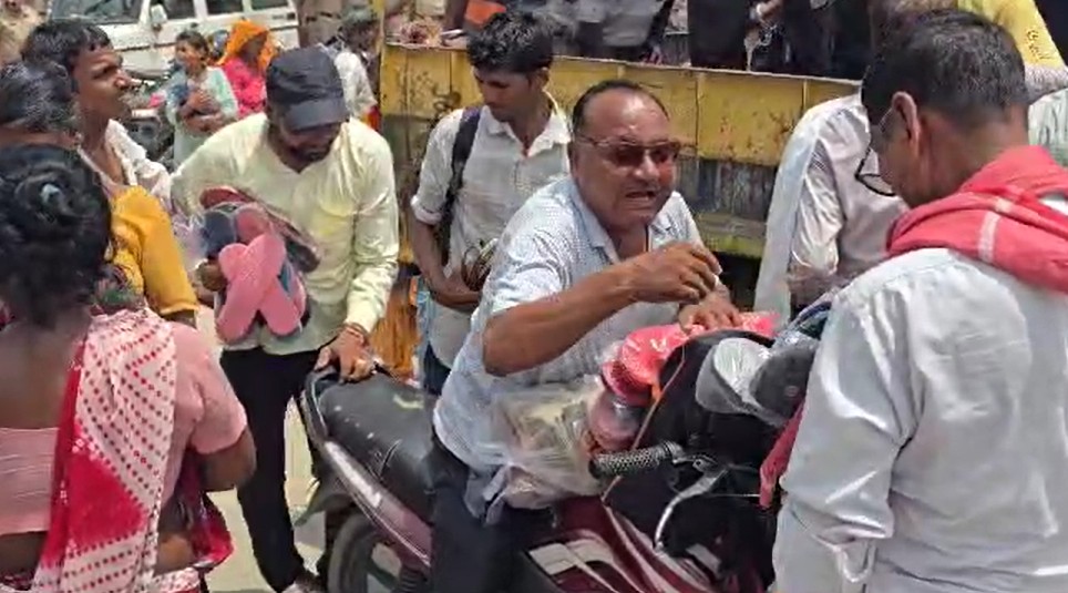 हनुमानगढ़ में बिजली संकट पर चप्पल रैली, विधायक बोले– अगली बार सिर पर फेंकेंगे