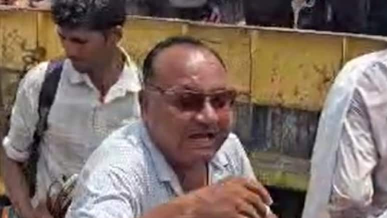 हनुमानगढ़ में बिजली संकट पर चप्पल रैली, विधायक बोले– अगली बार सिर पर फेंकेंगे हनुमानगढ़ में बिजली संकट पर चप्पल रैली, विधायक बोले– अगली बार सिर पर फेंकेंगे