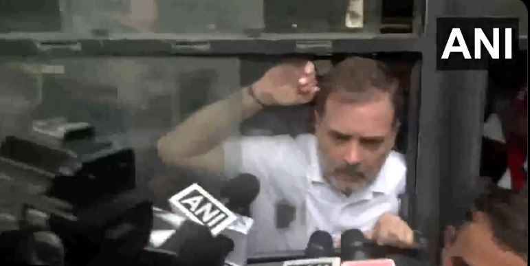 Sansad March LIVE Updates: राहुल और प्रियंका गांधी सहित कई विपक्ष के नेता हिरासत में लिए गए