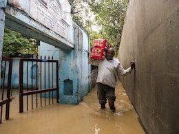 दिल्ली में यमुना के उफान से नोएडा के 52 गांवों पर बाढ़ का खतरा,  रेड अलर्ट जारी; NDRF समेत अन्य रेस्क्यू टीमें भी तैयार दिल्ली में यमुना के उफान से नोएडा के 52 गांवों पर बाढ़ का खतरा,  रेड अलर्ट जारी; NDRF समेत अन्य रेस्क्यू टीमें भी तैयार