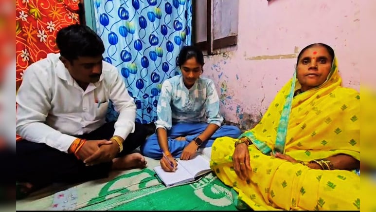 Pune News : जर्मनीतील कॉलेज करणार 82 लाखांचा खर्च; पालिकेच्या शाळेत शिकलेल्या श्रावणीची मोठी उडी Pune News : जर्मनीतील कॉलेज करणार 82 लाखांचा खर्च; पालिकेच्या शाळेत शिकलेल्या श्रावणीची मोठी उडी