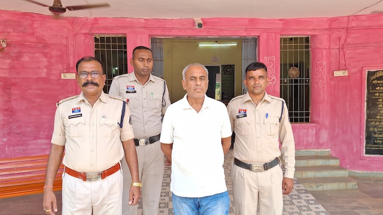 चिटफंड कंपनी के डायरेक्टर पुष्पेंद्र बघेल को पुलिस ने किया गिरफ्तार, 6 माह में रकम दुगनी करने का दिखाया था सपना चिटफंड कंपनी के डायरेक्टर पुष्पेंद्र बघेल को पुलिस ने किया गिरफ्तार, 6 माह में रकम दुगनी करने का दिखाया था सपना