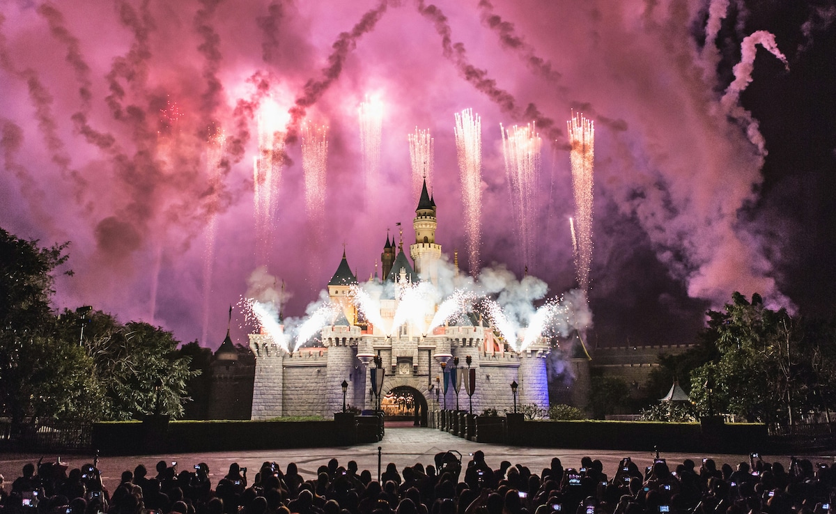 Hong Kong Disneyland is one of the best tourist attractions. Hong Kong Disneyland is one of the best tourist attractions.